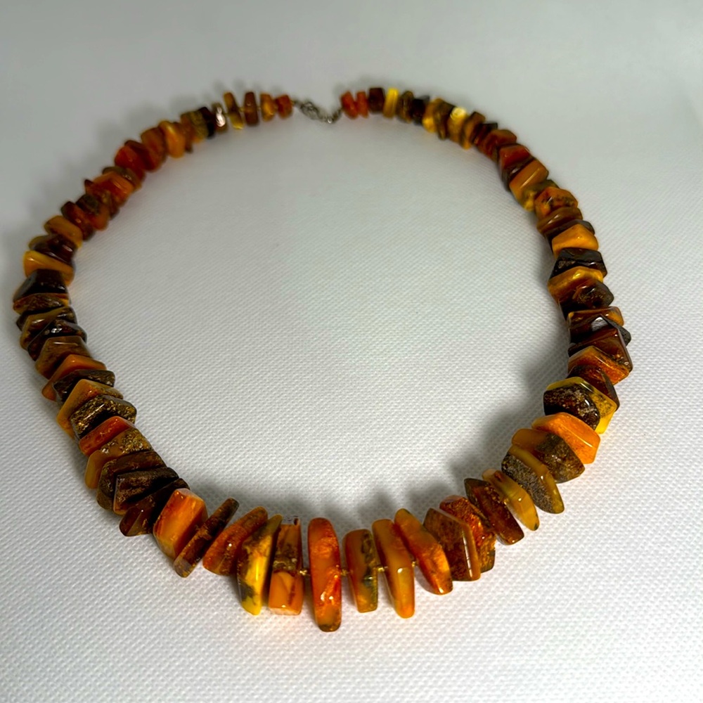 🌸 Beautiful 20” amber necklace. It’s beautiful w/brown, orange & golden hues.